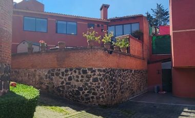 Excelente casa con jardín privado