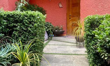 Excelente casa con jardín privado