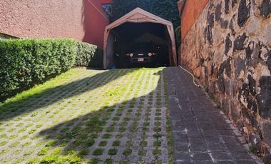 Excelente casa con jardín privado