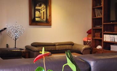 Excelente casa con jardín privado