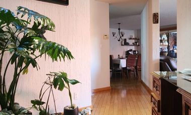 Excelente casa con jardín privado