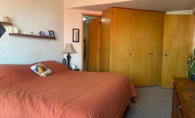 Excelente casa con jardín privado
