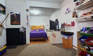 Excelente casa con jardín privado