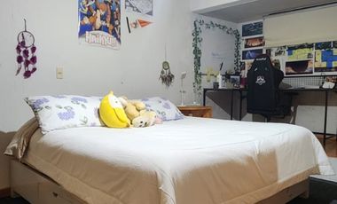 Excelente casa con jardín privado