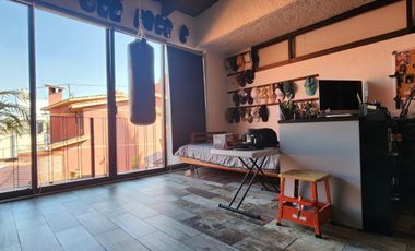 Excelente casa con jardín privado