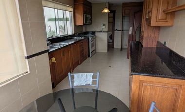 RENTA DEPARTAMENTO 2 DORMITORIOS PRIMAVERA CUMBAYA URB. LUJO CERCA AL SCALA