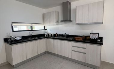 Casa en Venta en Cancún , Residencial Privado con Alberca Semiolímpica y Parque