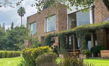 Casa en Alquiler 5 Dormitorios Cumbayá Quito Ecuador dentro de Urbanización