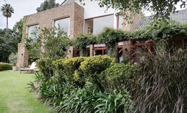 Casa en Alquiler 5 Dormitorios Cumbayá Quito Ecuador dentro de Urbanización