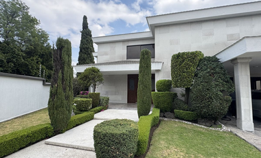 RENTA CASA EN BOSQUE CON UN SUPER JARDIN Y MUY COMODA