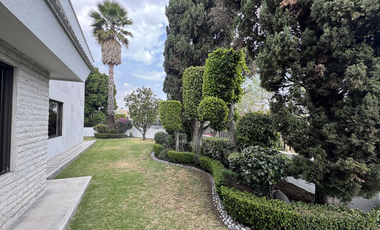 RENTA CASA EN BOSQUE CON UN SUPER JARDIN Y MUY COMODA