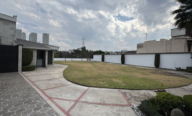 RENTA CASA EN BOSQUE CON UN SUPER JARDIN Y MUY COMODA