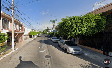 Casa ubicada en colonia Monumental Guadalajara Jalisco. Con 4 recamaras y 177m2. Entre Av. Cvln. Dr. Alt. y Av. Belisario Domínguez.