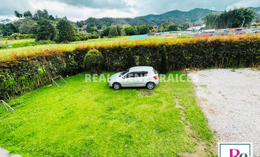 ¡Amplia casa con parqueadero para 6 carros y cómodos espacios!