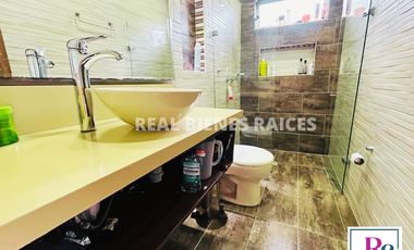 ¡Amplia casa con parqueadero para 6 carros y cómodos espacios!