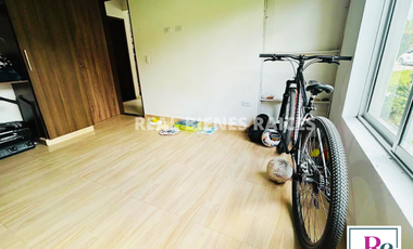 ¡Amplia casa con parqueadero para 6 carros y cómodos espacios!