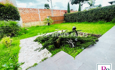 ¡Amplia casa con parqueadero para 6 carros y cómodos espacios!