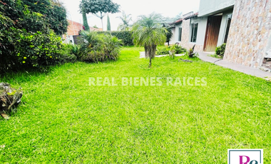 ¡Amplia casa con parqueadero para 6 carros y cómodos espacios!