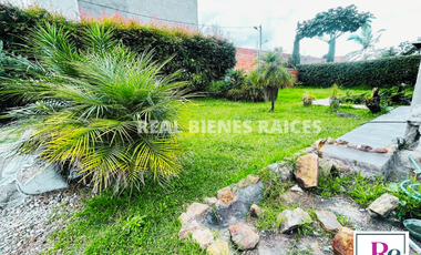 ¡Amplia casa con parqueadero para 6 carros y cómodos espacios!