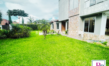 ¡Amplia casa con parqueadero para 6 carros y cómodos espacios!