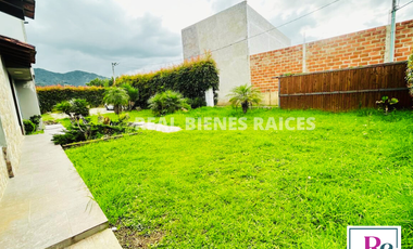 ¡Amplia casa con parqueadero para 6 carros y cómodos espacios!