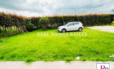 ¡Amplia casa con parqueadero para 6 carros y cómodos espacios!