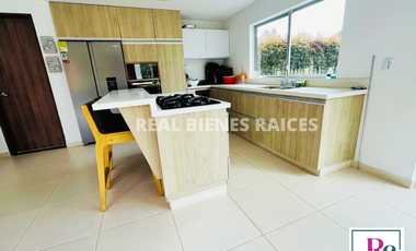 ¡Amplia casa con parqueadero para 6 carros y cómodos espacios!