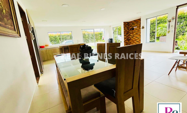 ¡Amplia casa con parqueadero para 6 carros y cómodos espacios!