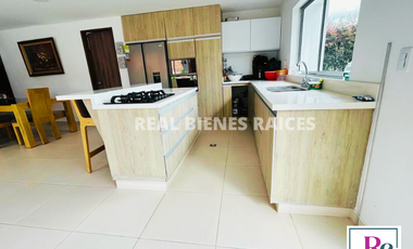 ¡Amplia casa con parqueadero para 6 carros y cómodos espacios!