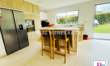 ¡Amplia casa con parqueadero para 6 carros y cómodos espacios!