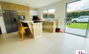 ¡Amplia casa con parqueadero para 6 carros y cómodos espacios!