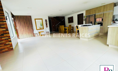 ¡Amplia casa con parqueadero para 6 carros y cómodos espacios!