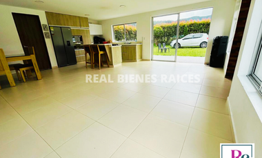 ¡Amplia casa con parqueadero para 6 carros y cómodos espacios!