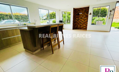 ¡Amplia casa con parqueadero para 6 carros y cómodos espacios!