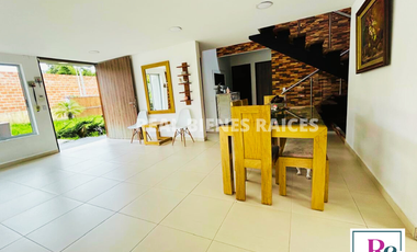 ¡Amplia casa con parqueadero para 6 carros y cómodos espacios!