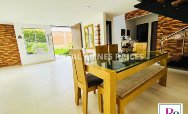 ¡Amplia casa con parqueadero para 6 carros y cómodos espacios!