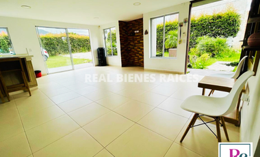 ¡Amplia casa con parqueadero para 6 carros y cómodos espacios!