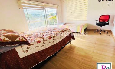 ¡Amplia casa con parqueadero para 6 carros y cómodos espacios!