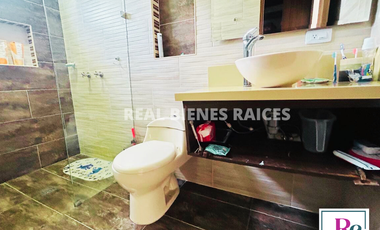 ¡Amplia casa con parqueadero para 6 carros y cómodos espacios!