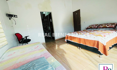 ¡Amplia casa con parqueadero para 6 carros y cómodos espacios!