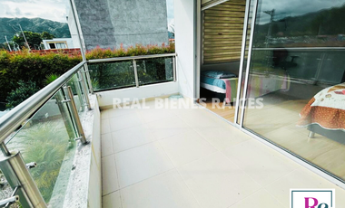 ¡Amplia casa con parqueadero para 6 carros y cómodos espacios!