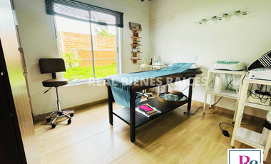 ¡Amplia casa con parqueadero para 6 carros y cómodos espacios!