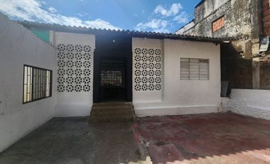 VENTA DE CASA LOTE EN EL CENTRO DE MELGAR