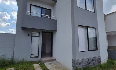 Casa en Alquiler en las Joyas, 3 Habitaciones, 3 Baños, Patio, Parqueo, Seguridad.
