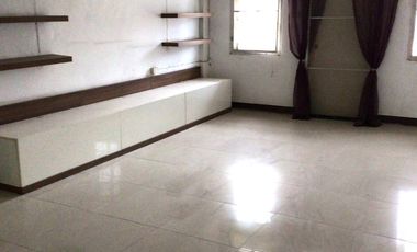 **Affordable Second-hand House, Ready to Transfer Immediately!** **For Sale: 2.5-Story Townhouse at Sinanun Village – Newly Renovated, Ready to Move I