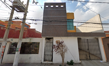 Bonita Casa En Una Excelente Ubicación cerca de escuelas parques y hospitales