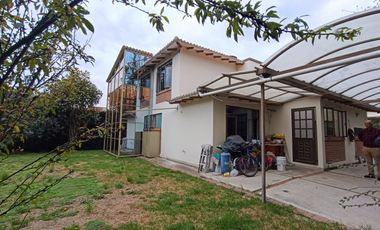 Exclusiva Casa Campestre en Cajicá - Elegancia y Confort en un Entorno Natural