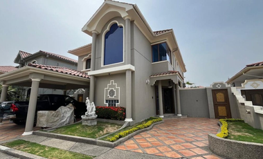 Casa en Venta en Samborondon, Urb. Fontana