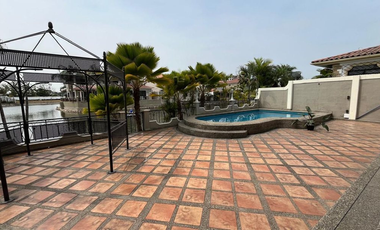 Casa en Venta en Samborondon, Urb. Fontana