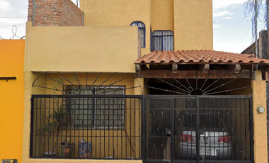 Bonita Casa En Una Excelente Ubicación cerca de escuelas parques y hospitales